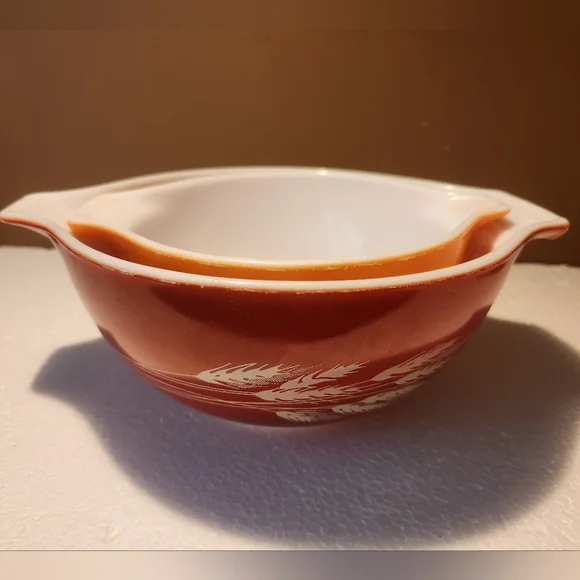 2 Vintage Pyrex Red and Orange Mixing Bowls 1.5L & 750ML - Picture 1 of 7
